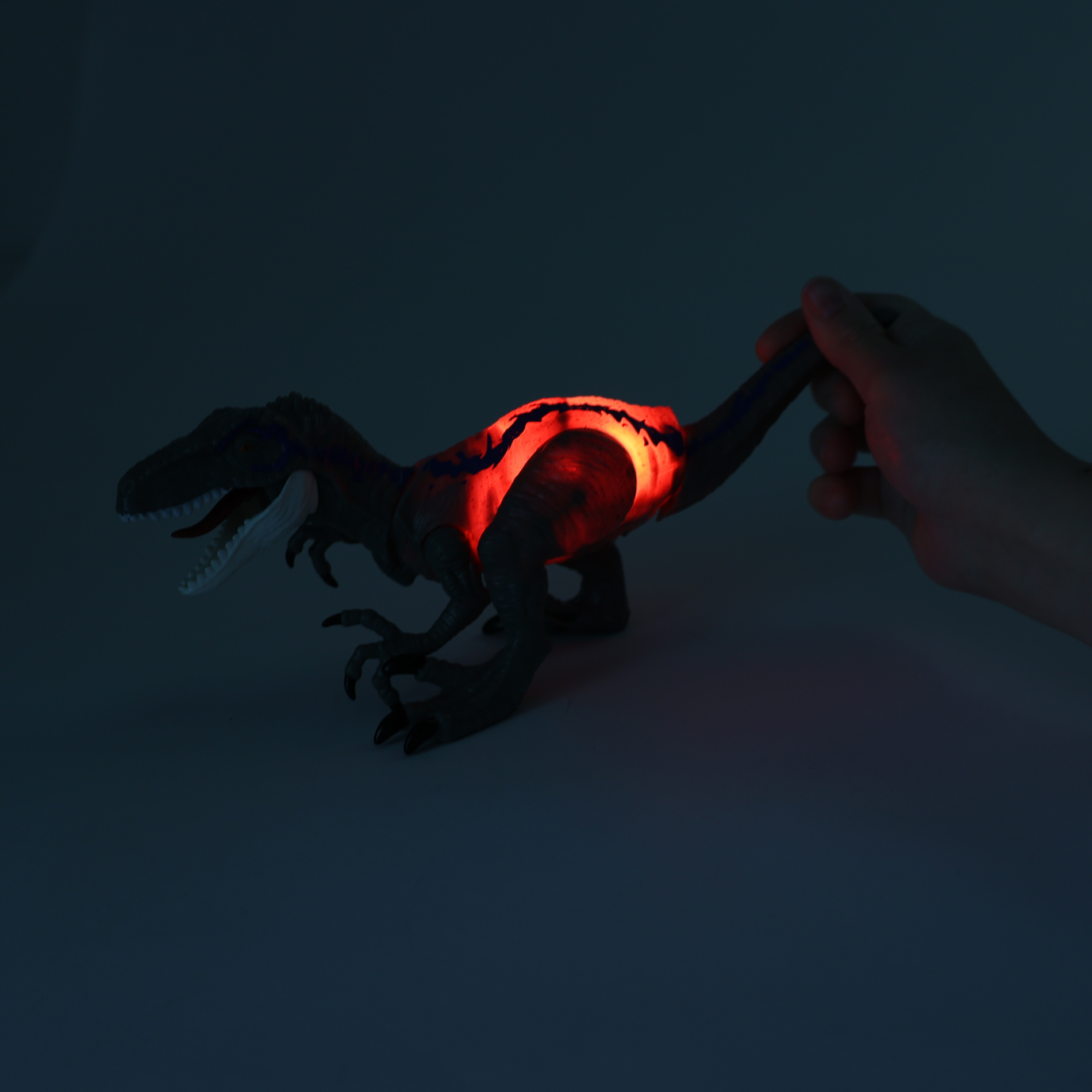 Dinosaurus Velociraptor se světlem a zvukem