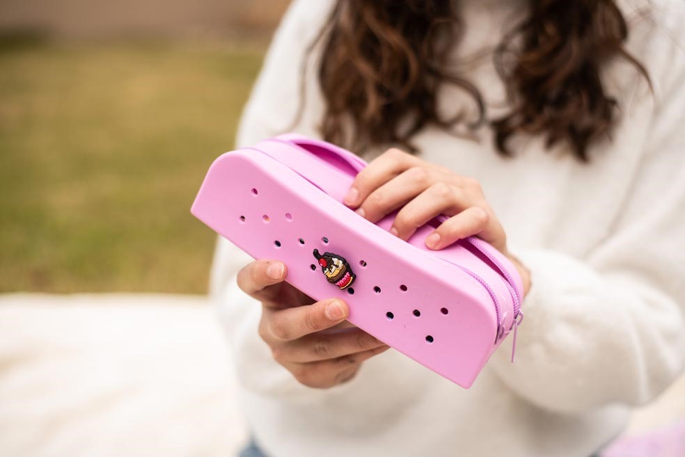 Gifty - Dvojitý silikonový penál růžový a ozdobný pin