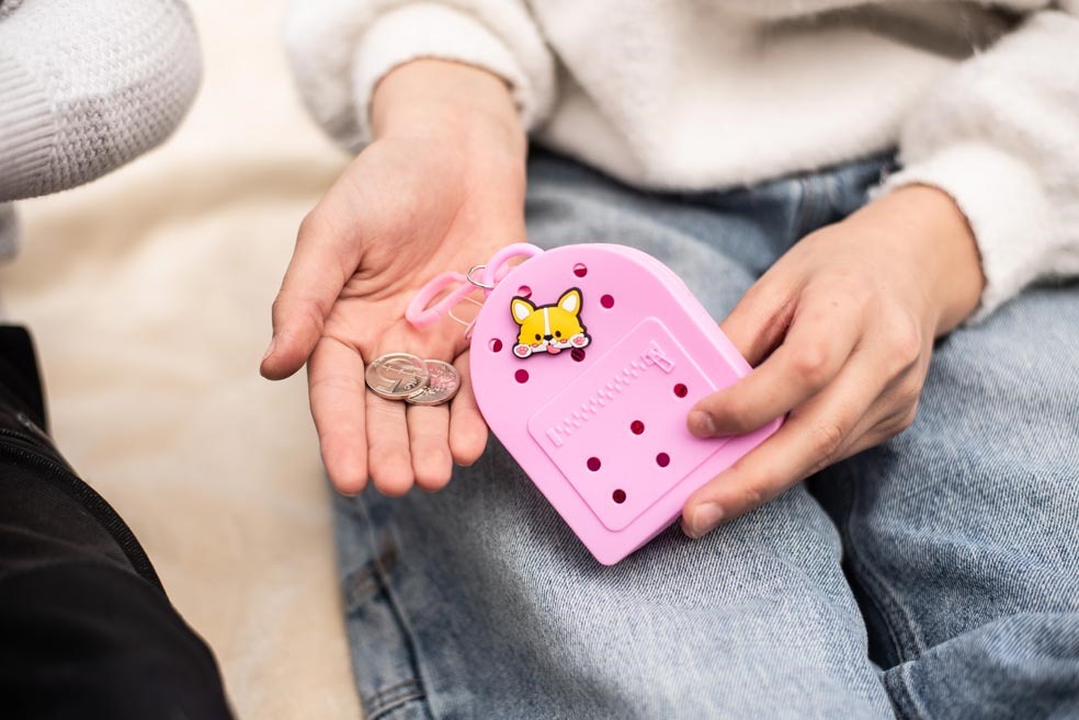 Gifty - Silikonová peněženka růžová a ozdobný pin