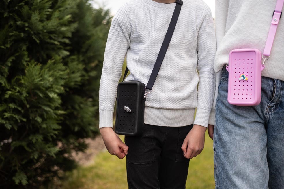 Gifty - Silikonová crossbody taštička černá a ozdobný pin