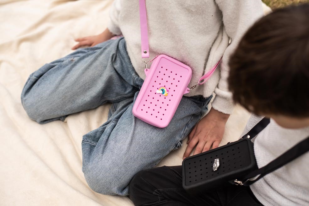 Gifty - Silikonová crossbody taštička růžová a ozdobný pin